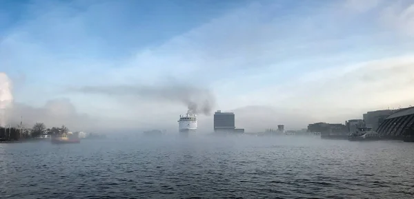 Barco en la niebla en el puerto de Amsterdam — Foto de Stock