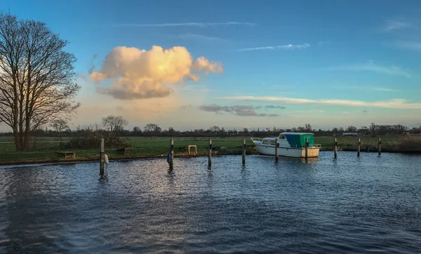 Båt i dimman i Amsterdam hamnen — Stockfoto