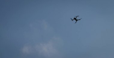 Kamera dron mavi gökyüzü karşı