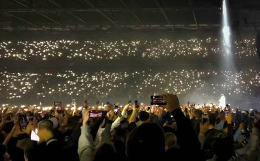 audience holding cellphones