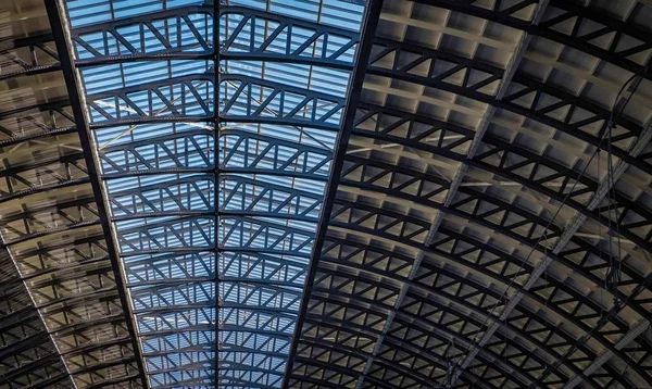 Стеклянная крыша Центрального вокзала Амстердама — стоковое фото