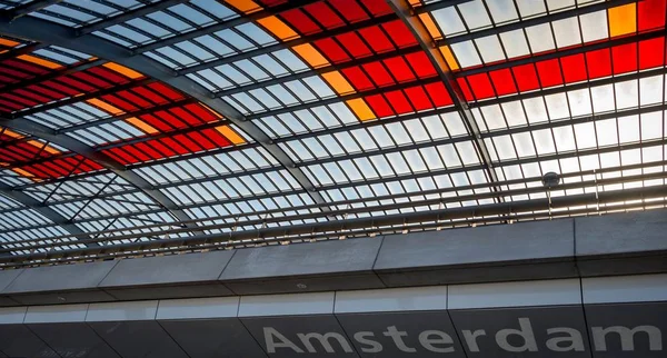 Tetto in vetro della stazione centrale di Amsterdam — Foto Stock