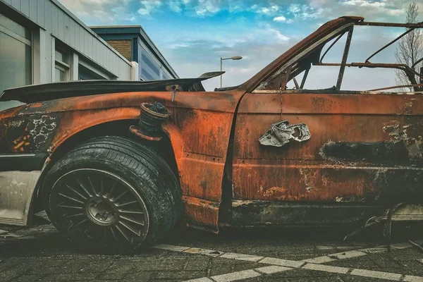 Destruição de carros queimados — Fotografia de Stock