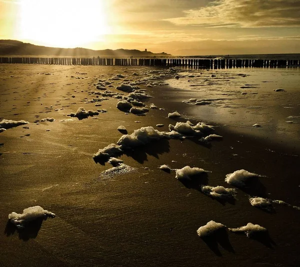 Zonsondergang op het strand — Stockfoto