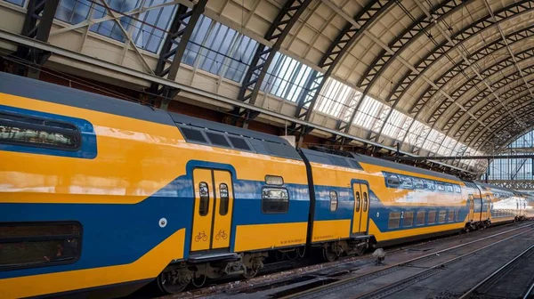 Holandská vlaky na hlavní nádraží v Amsterdamu — Stock fotografie