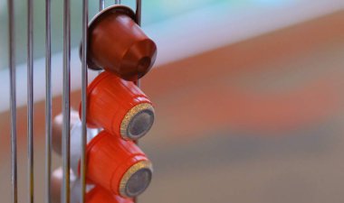 Kahve fincanları pencerenin önünde portakallı.