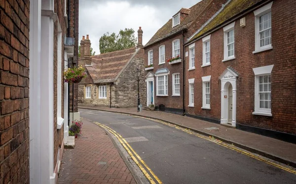 English Street in Londen op een regenachtige dag in de zomer — Stockfoto