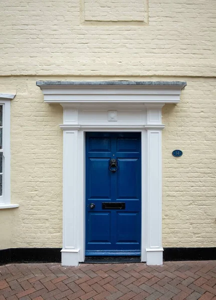 伦敦的英式豪宅的前门 — 图库照片