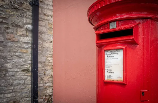 Buzón de correo rojo tradicional y autobús rojo en movimiento en Londres, Reino Unido . — Foto de Stock