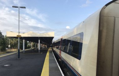 Poole, İngiltere 'de güneşli bir günde tren istasyonunda