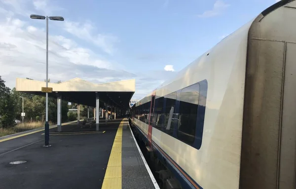 Tren en la estación Día soleado en Poole, Inglaterra —  Fotos de Stock