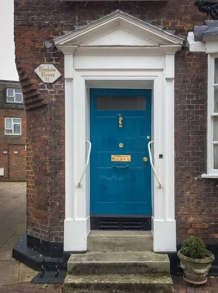 Puerta de entrada de la mansión inglesa en Londres Gran Bretaña — Foto de Stock
