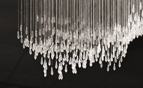 Lámpara de cristal strass blanco sobre fondo negro diseño de interiores de lujo —  Fotos de Stock