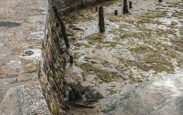 Watchet, Somerset, air pasang yang rendah menghalangi kapal nelayan di pelabuhan Watchet, mengekspos dasar berlumpur dangkal — Stok Foto