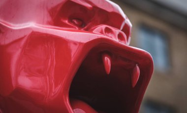 Londra 'daki Kızıl Goril heykelinin birleşik krallık sanat heykeli