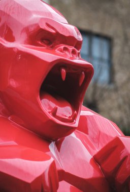 Londra 'daki Kızıl Goril heykelinin birleşik krallık sanat heykeli