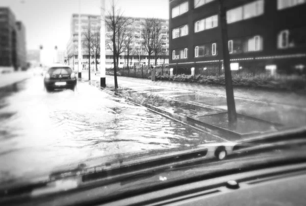 Högt Vatten Gatorna Bil Svart Vit Översvämning Amsterdam — Stockfoto