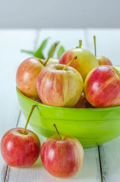 Yeşil kase ile taze elma — Stok fotoğraf