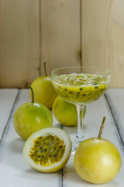 Frischer Passionsfruchtsaft im Glas — Stockfoto