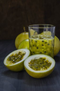 Taze tutku meyve suyu cam 