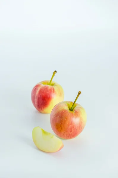 Красное и желтое яблоко — стоковое фото