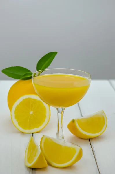 Orange juice and slices on wood — Stock Photo, Image