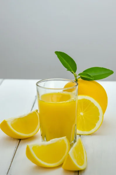 Portakal suyu ve ahşap üzerine dilimler — Stok fotoğraf