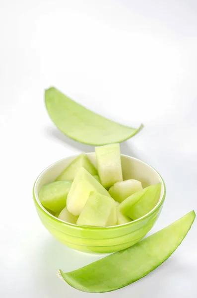 Grüne Melone in Schüssel — Stockfoto