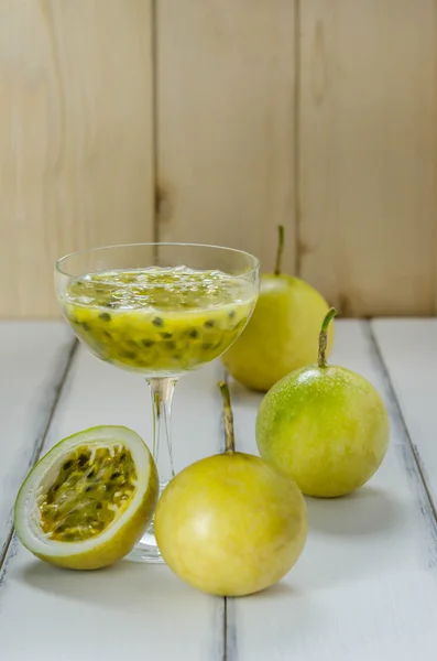 Frischer Passionsfruchtsaft im Glas — Stockfoto