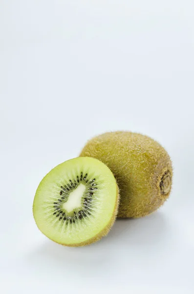 Ganze Kiwi-Früchte und die Hälfte — Stockfoto