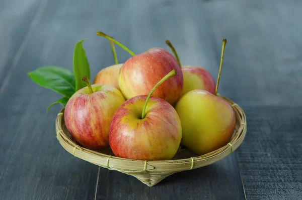 Červené a žluté jablko na dřevěné pozadí — Stock fotografie