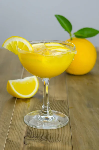 Jugo de naranja y rodajas de madera — Foto de Stock