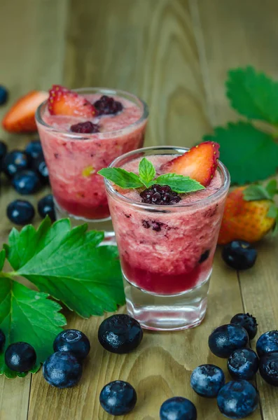 Himbeer-Smoothie mit frischen Beeren — Stockfoto