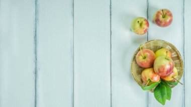 Üstten Görünüm kırmızı ve sarı elma