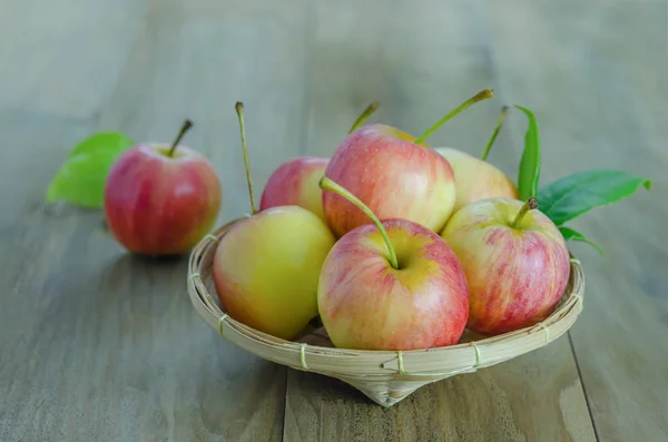 Roter und gelber Apfel auf Holzgrund — Stockfoto