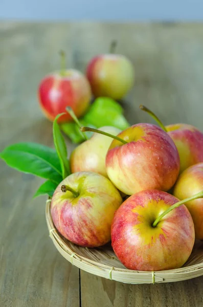 Röda och gula äpple på trä bakgrund — Stockfoto