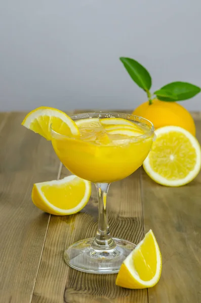 Jugo de naranja y rodajas de madera —  Fotos de Stock