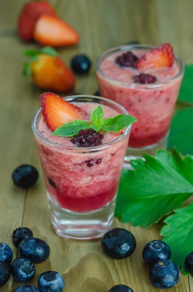 Himbeer-Smoothie mit frischen Beeren — Stockfoto