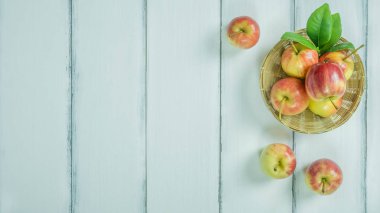 Üstten Görünüm kırmızı ve sarı elma