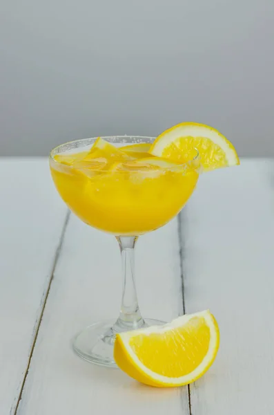 オレンジ ジュースと木材のスライス — ストック写真