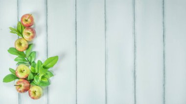 Üstten Görünüm kırmızı ve sarı elma