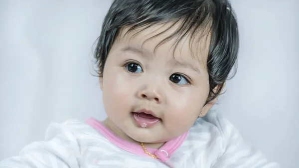 Asiático bonito bebê menina — Fotografia de Stock