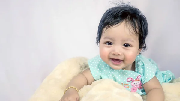 Asiático sorrindo bebê menina — Fotografia de Stock