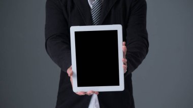 Elinde tablet tutan bir iş adamı