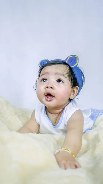 Aziatische glimlachende babymeisje — Stockfoto