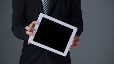 Elinde tablet tutan bir iş adamı