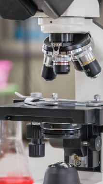 Laboratuvarda mikroskop