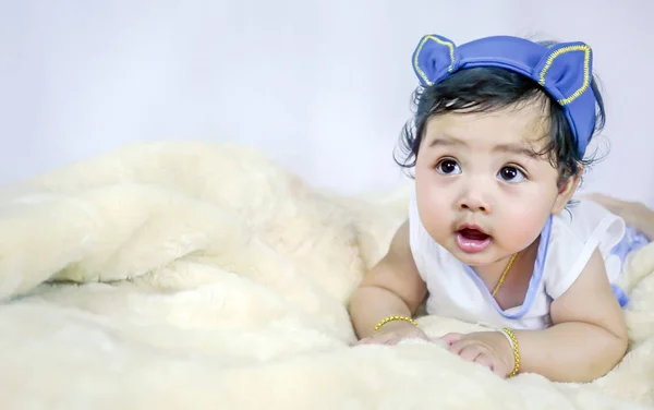 Asiática sonriente bebé chica — Foto de Stock