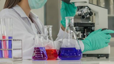 laboratuarda çalışan bilim adamı