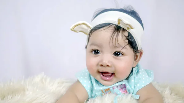 Asiatique souriant bébé fille — Photo